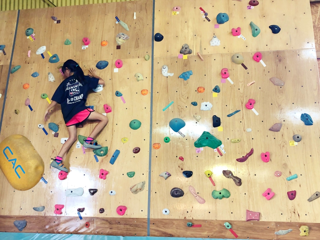 沖縄県名護市のボルダリングジム「BANJAT bouldering」のキッズ専用ウォールを登る娘