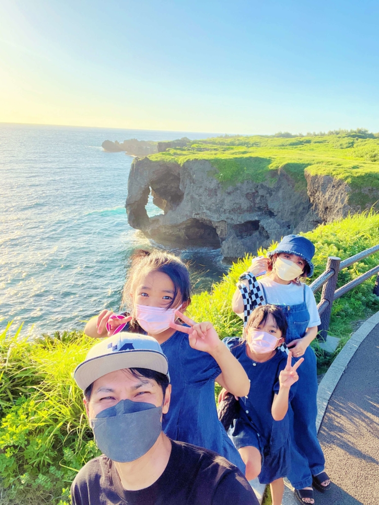 沖縄県指定名勝「万座毛」の像の巨岩と海の写真