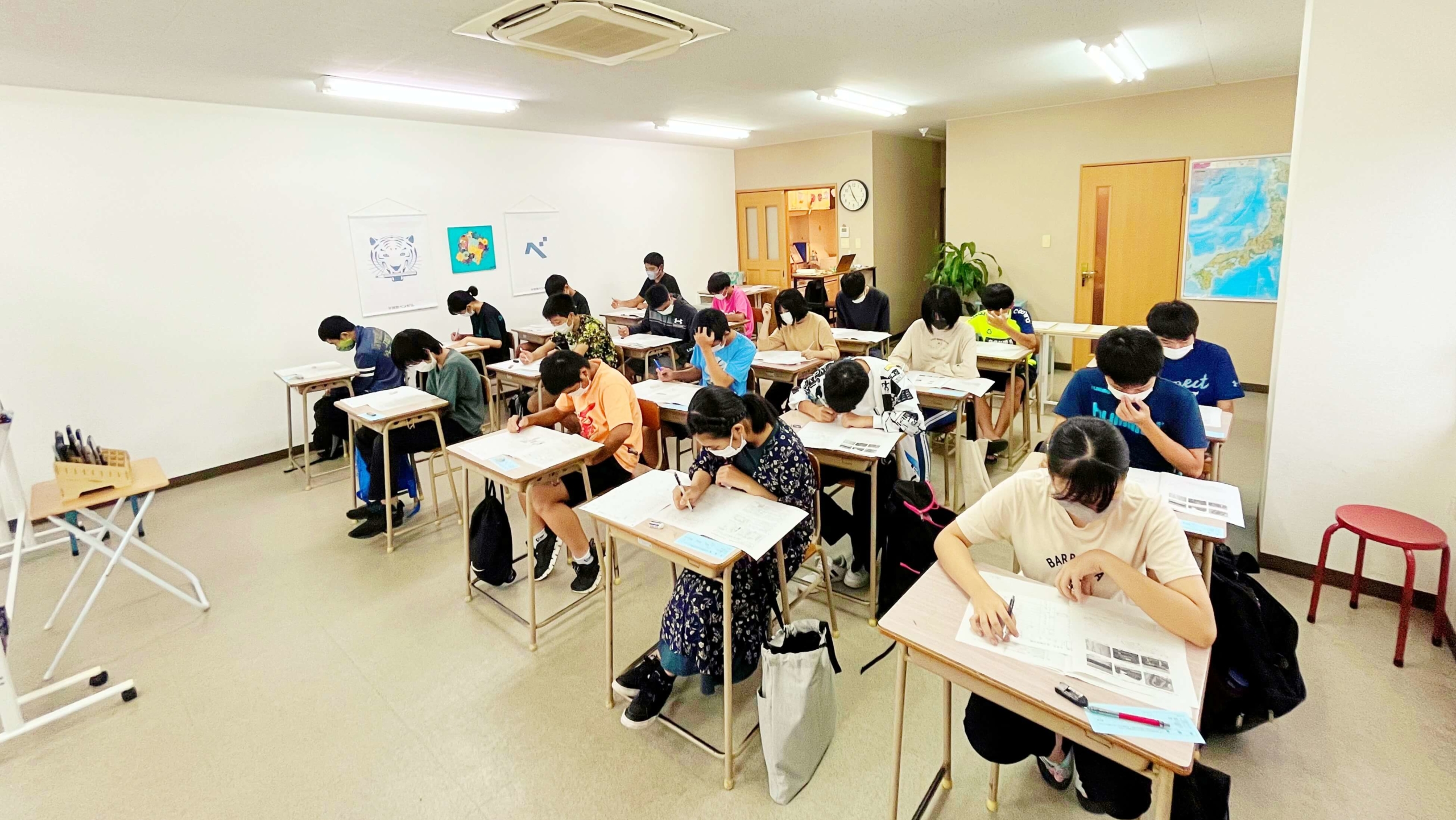 沖縄県うるま市の学習塾ベンガルの模擬試験の風景